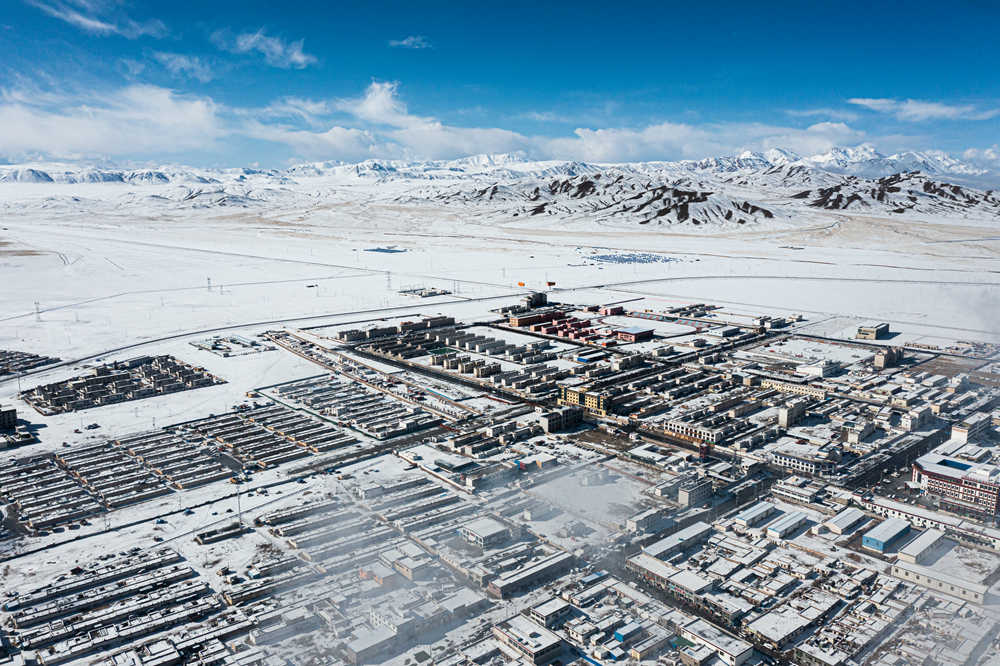 西藏阿里地區(qū)改則縣迎來初雪，銀裝素裹，美如畫卷。