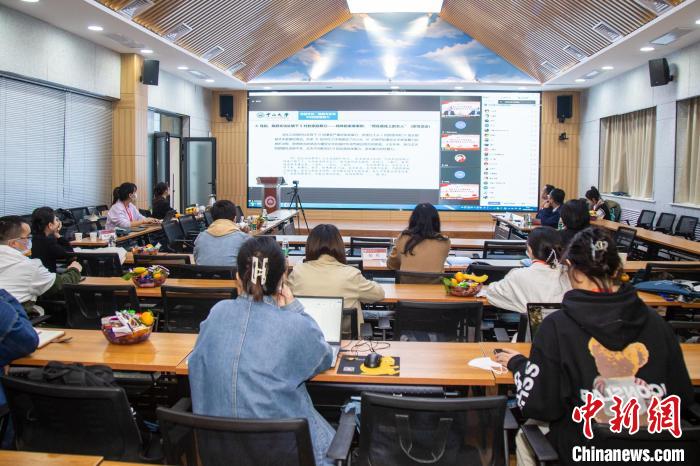 圖為論壇會議現(xiàn)場?！⊥瑬|放 攝
