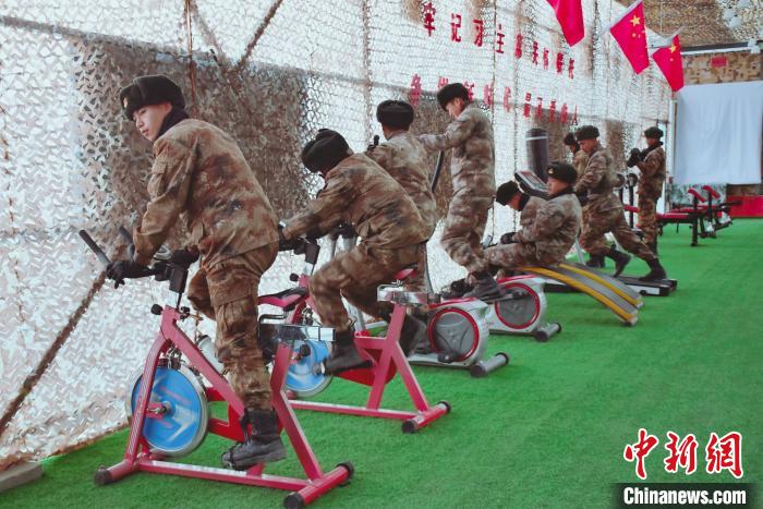 圖為阿里軍分區(qū)某邊防團官兵在陽光房里鍛煉。　劉曉東 攝
