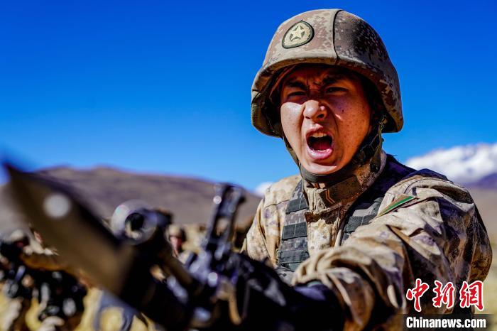 官兵正在進(jìn)行刺殺操訓(xùn)練。　西藏山南軍分區(qū)某團(tuán)供圖