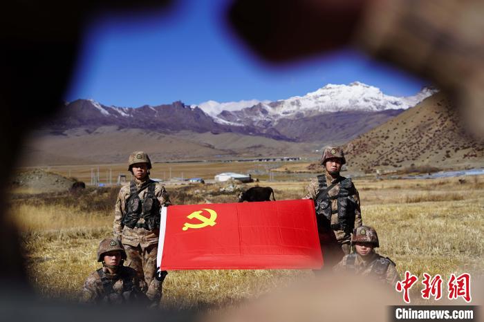指導(dǎo)員楊磊帶領(lǐng)官兵重溫入黨誓詞?！∥鞑厣侥宪姺謪^(qū)某團(tuán)供圖