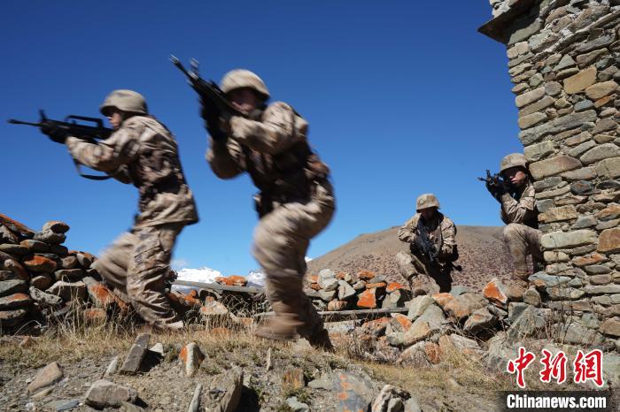 官兵正在進(jìn)行戰(zhàn)術(shù)綜合訓(xùn)練。　西藏山南軍分區(qū)某團(tuán)供圖