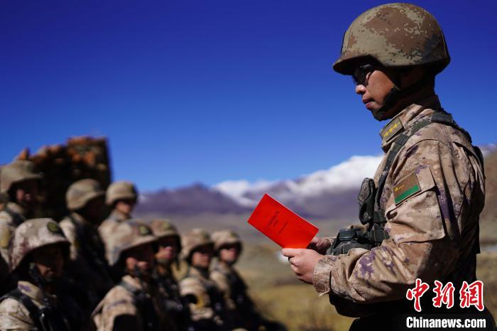 訓(xùn)練間隙，楊磊正在為官兵作宣講?！∥鞑厣侥宪姺謪^(qū)某團(tuán)供圖