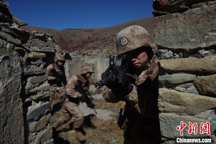 官兵正在進(jìn)行戰(zhàn)術(shù)綜合訓(xùn)練。　西藏山南軍分區(qū)某團(tuán)供圖