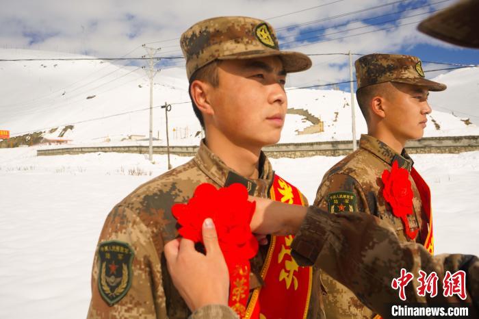 退伍老兵合照留念?！∥鞑厣侥宪姺謪^(qū)某團供圖