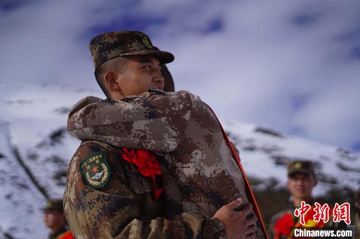 退伍老兵相擁留念?！∥鞑厣侥宪姺謪^(qū)某團供圖