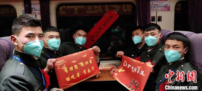 退伍老兵在退伍專列上合影留念?！∥鞑厣侥宪姺謪^(qū)某團供圖