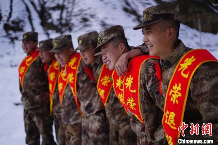 退伍老兵合照留念?！∥鞑厣侥宪姺謪^(qū)某團供圖