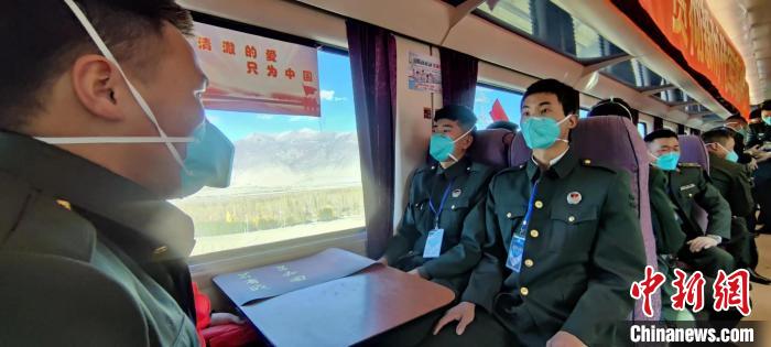 退伍老兵乘坐在退伍專列?！∥鞑厣侥宪姺謪^(qū)某團供圖