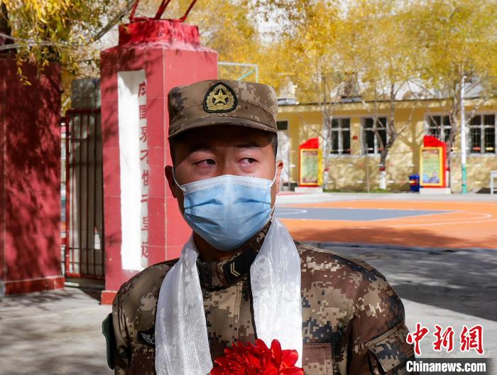 圖為什布奇邊防連退伍老兵臨別前再看一眼連隊(duì)。　劉曉東 攝