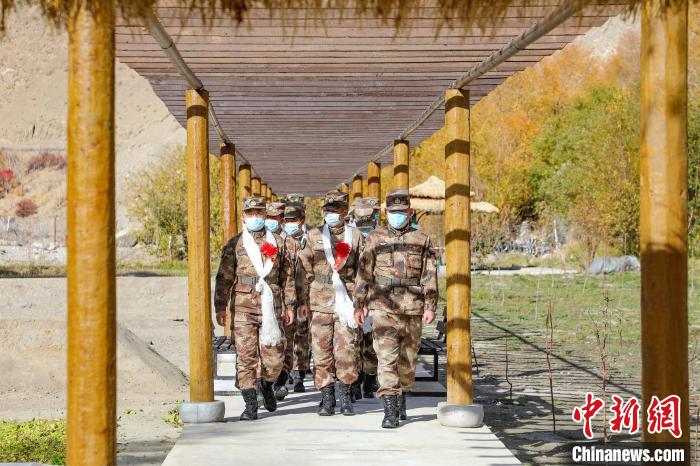 圖為什布奇邊防連退伍老兵臨別前再看一眼連隊(duì)?！詵| 攝