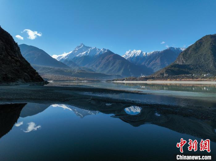 西藏林芝雅魯藏布江和遠處的雪山?！《拘?攝