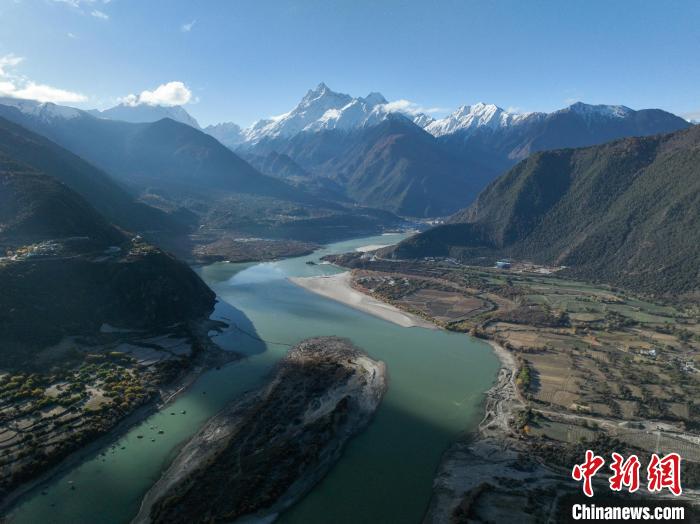 西藏林芝雅魯藏布大峽谷的雪山風光?！《拘?攝