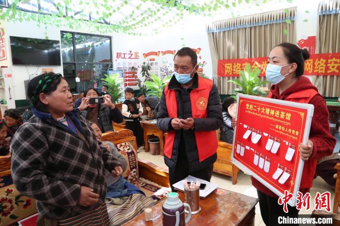 圖為瓊結縣村民參與問答。　倫珠澤仁 攝
