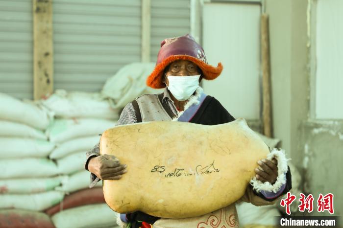 圖為茶措村牧區(qū)改革合作社酥油分紅現場。　索朗仁青 攝