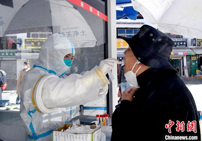 12月7日，拉薩市民正在進行核酸檢測?！±盍?攝