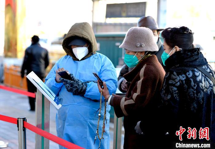 12月7日，拉薩市民掃碼進入銀行辦理業(yè)務(wù)?！±盍?攝