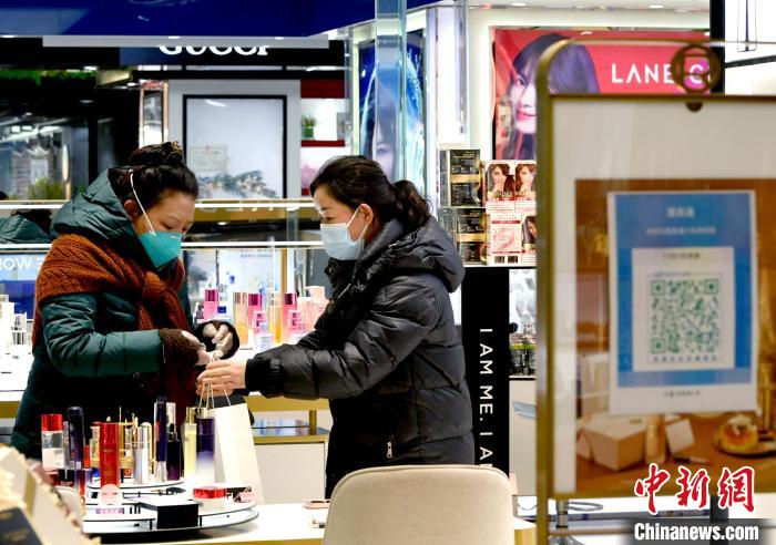12月7日，拉薩，市民掃碼進入拉薩百貨大樓選購護膚品?！±盍?攝