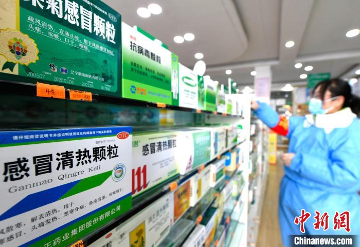 12月7日，拉薩宇拓路一藥店工作人員正在整理店內(nèi)的感冒類藥品?！±盍?攝