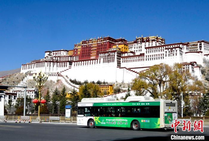 12月7日，一輛公交車從拉薩市城關(guān)區(qū)北京中路駛過?！±盍?攝