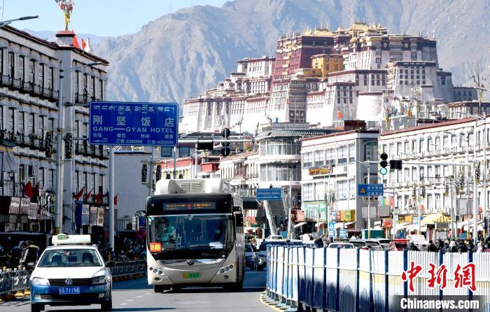 12月7日，一輛公交車從拉薩市城關(guān)區(qū)北京東路駛過?！±盍?攝