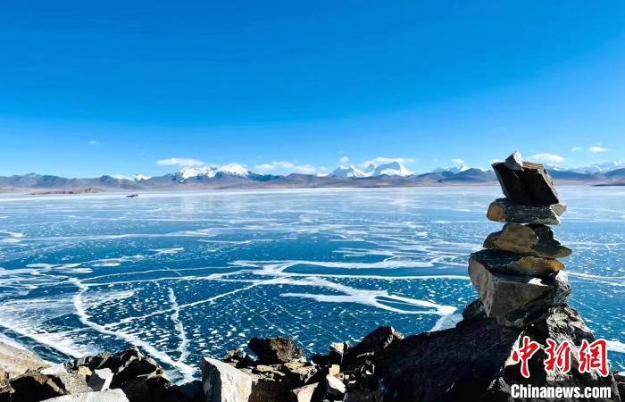 圖為普瑪江塘鄉(xiāng)境內(nèi)的雪山、冰湖美景?！±丝ㄗ涌h網(wǎng)信辦供圖