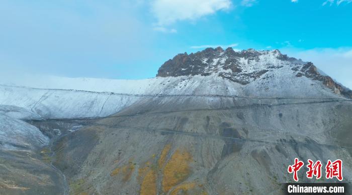圖為邊壩縣降雪時(shí)夏貢拉山段路況?！∵厜慰h融媒體中心供圖