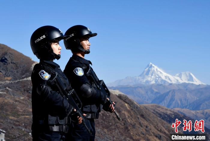 1月6日，移民警察在執(zhí)勤。　李林 攝