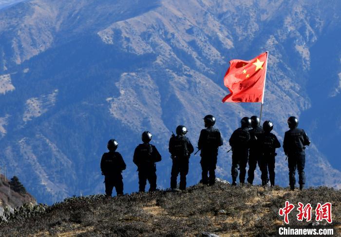 1月6日，移民警察在執(zhí)勤?！±盍?攝