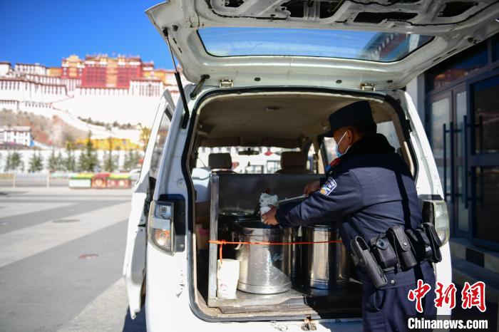 圖為1月23日，布達(dá)拉宮廣場派出所民警正在打午飯。　貢嘎來松 攝
