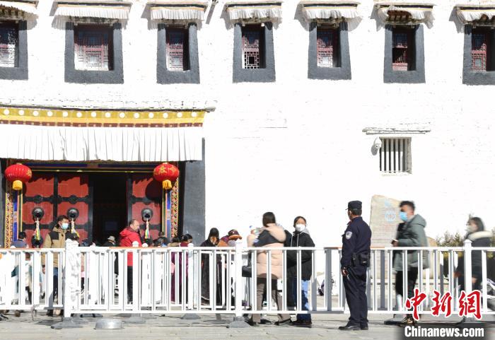 圖為1月23日，布達(dá)拉宮廣場派出所民警正在引導(dǎo)游客?！∝暩聛硭?攝