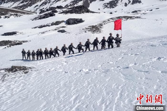 春節(jié)期間，西藏軍區(qū)山南軍分區(qū)某邊防團(tuán)官兵踏雪巡邊?！〉┰鰰x美 攝