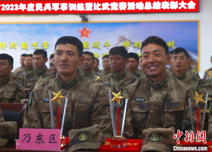 表彰大會(huì)上，獲獎(jiǎng)選手開心瞬間?！敲衫?攝