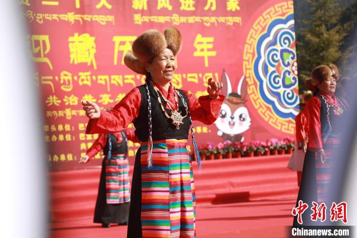 圖為藏歷新年活動現(xiàn)場?！埩?攝