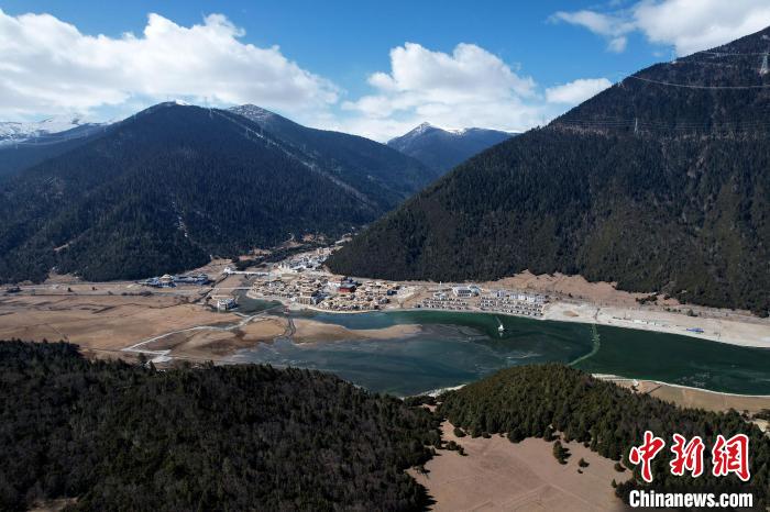 2月17日，西藏林芝魯朗小鎮(zhèn)。(無人機照片) 李林 攝