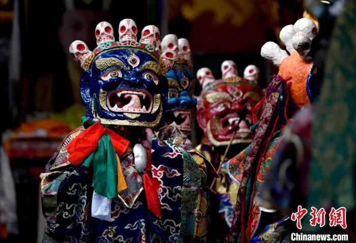 2月19日，楚布寺僧人們佩戴面具準(zhǔn)備參加跳神活動(dòng)?！±盍?攝