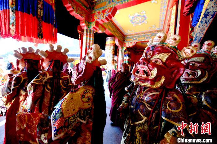 2月19日，楚布寺僧人們佩戴面具準(zhǔn)備參加跳神活動(dòng)?！±盍?攝