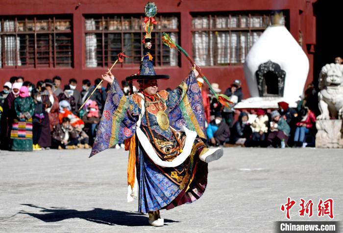 2月19日，楚布寺僧人參加跳神活動(dòng)。　李林 攝