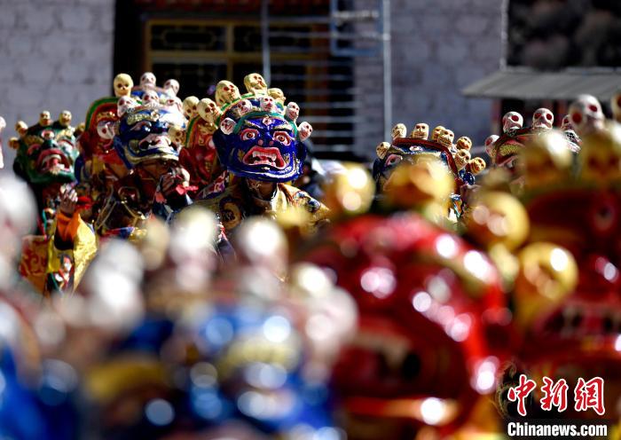 2月19日，楚布寺僧人們佩戴面具參加跳神活動(dòng)。　李林 攝