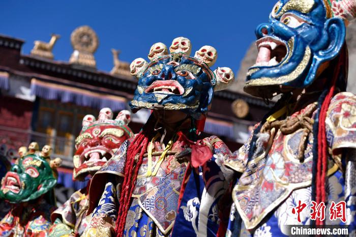 2月19日，楚布寺僧人們佩戴面具參加跳神活動(dòng)?！±盍?攝