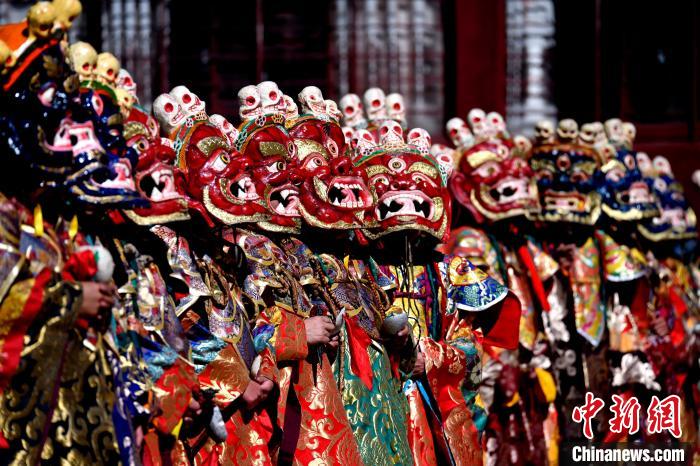 2月19日，楚布寺僧人們佩戴面具參加跳神活動(dòng)?！±盍?攝