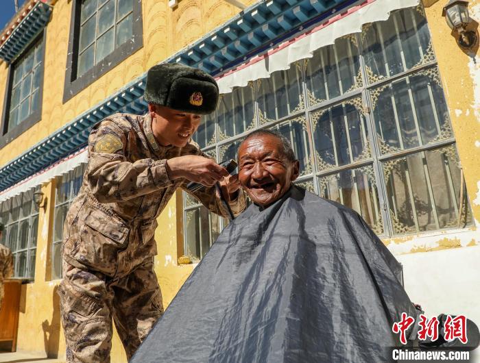 圖為阿里軍分區(qū)某邊防團(tuán)官兵為駐地群眾理發(fā)迎藏歷新年?！〉┰鰝愔?攝