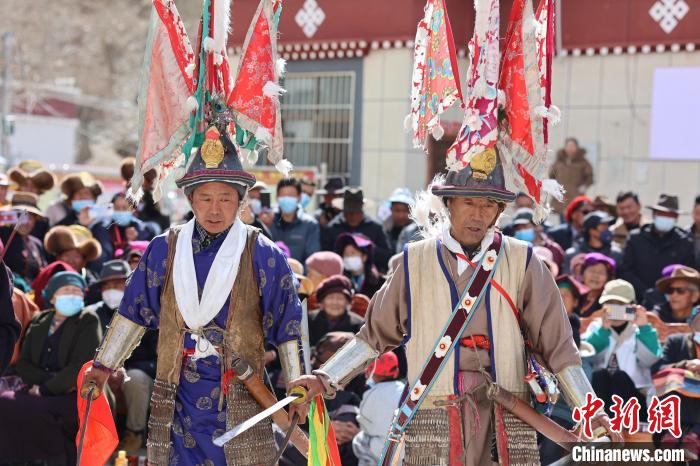 圖為兩位藝人表演瓊結“果孜”舞。　倫珠澤仁 攝