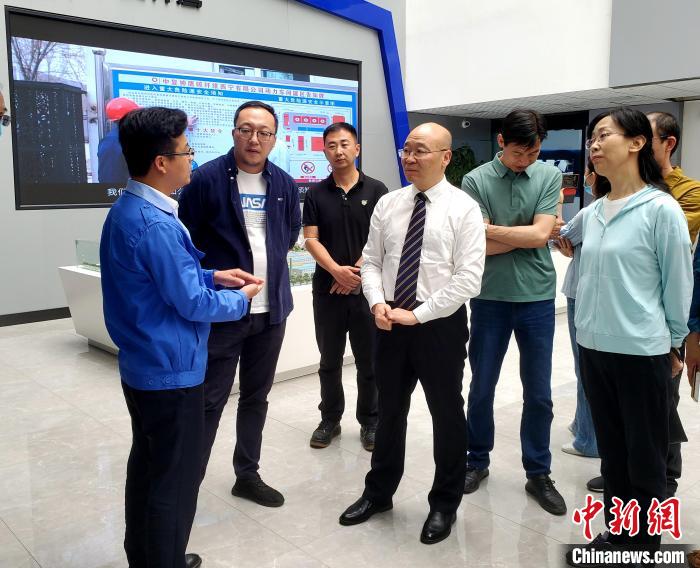 圖為全國(guó)政協(xié)委員、農(nóng)工黨青海省委主委王昆(中)在企業(yè)調(diào)研?！」鶟M福 供圖