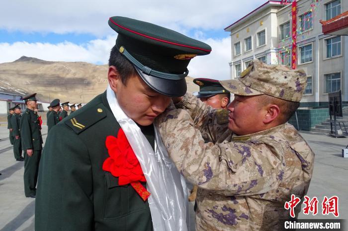 卸下軍銜等標識?！⒖≥x 攝