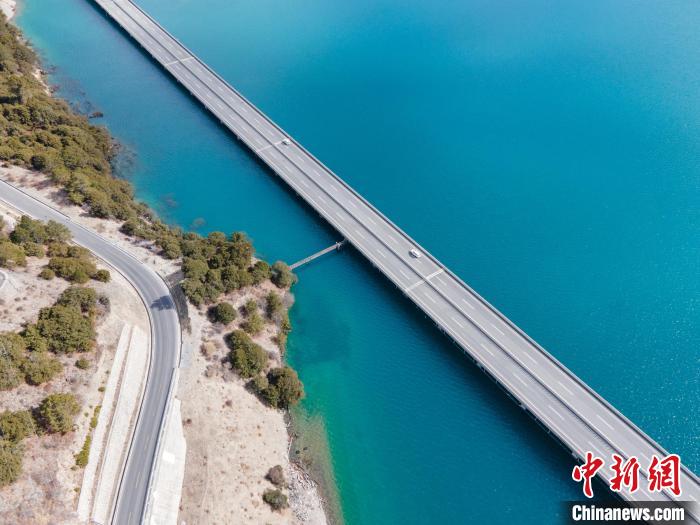 圖為西藏林拉高等級公路多布湖段風光?！〗w波 攝