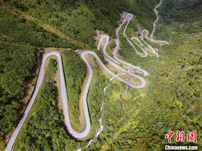 圖為西藏山南錯那縣的盤山公路，錯那縣被命名為全國“四好農(nóng)村路”示范縣?！〗w波 攝