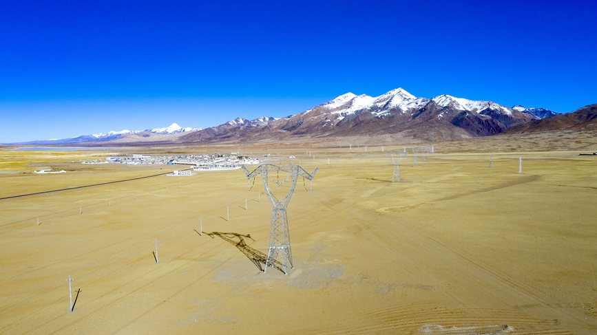 位于海拔4700多米的阿里聯(lián)網(wǎng)工程霍爾變電站。