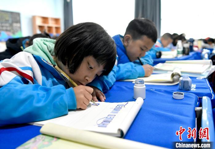3月14日，西藏拉薩市第一小學(xué)一年級(jí)六班的學(xué)生們?cè)诓卣Z文課上書寫藏文。　李林 攝