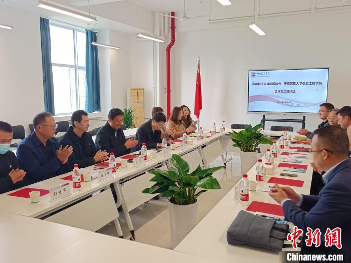圖為座談會(huì)議現(xiàn)場(chǎng)?！「裆?攝